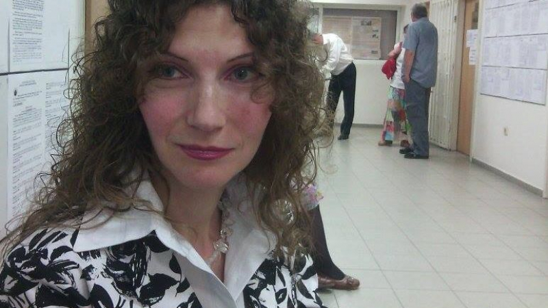 Три болници отказват да кажат девствена ли е поетесата Хинкова 