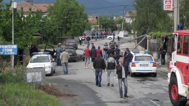Жестока трагедия: Погребват жертвите от касапницата в Яхиново в абитуриентските им костюми