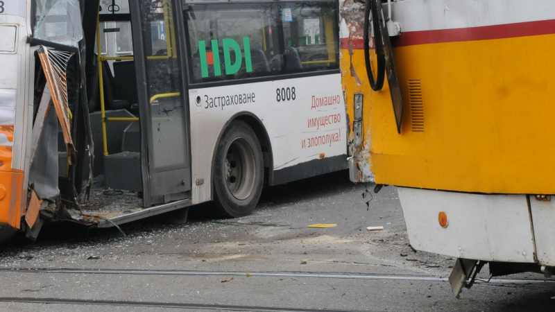 Трамвай и автобус се удариха в София, има ранени (ВИДЕО)