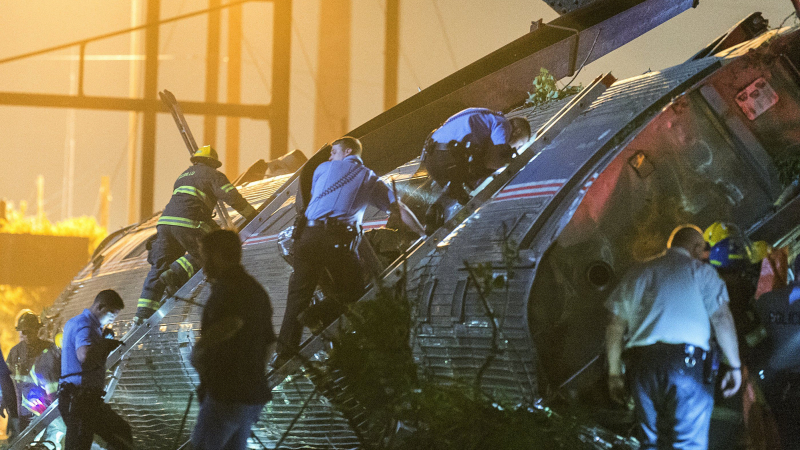 Бедствиe във Филаделфия: Най-малко пет са жертвите в катастрофиралия влак (ВИДЕО/СНИМКИ)