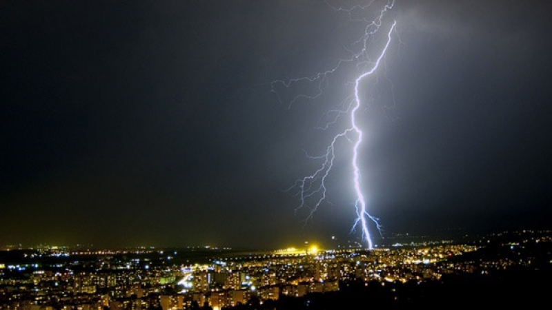 Страшна буря над Варна, гръмотевиците следват една след друга