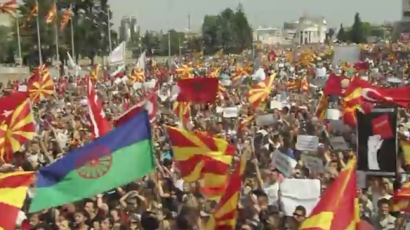 Страстите в Скопие се нажежават, &quot;Убийци!&quot;, крещят към властта протестиращите