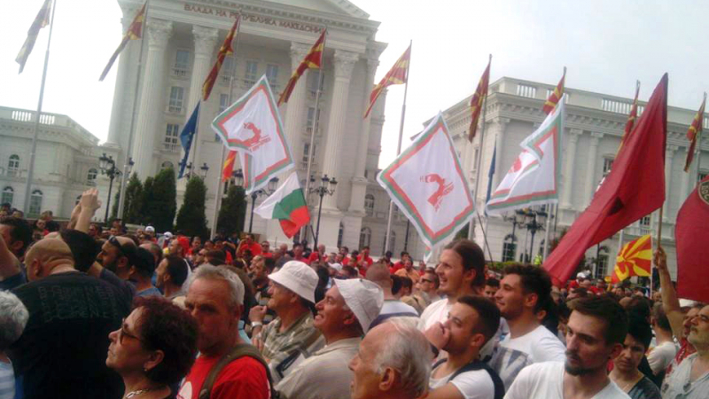 Трибагреникът се развя спокойно пред македонското правителство (СНИМКИ)