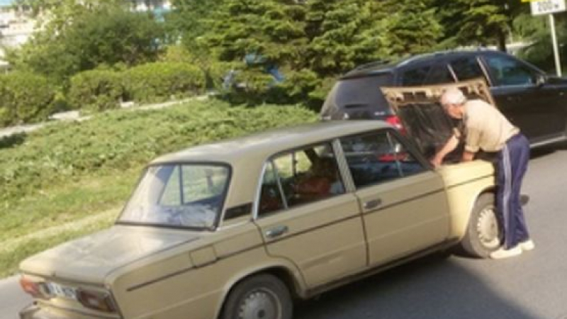 Пенсионер с „Лада” блокира трафика до хотел „Мираж” в Бургас (СНИМКИ)