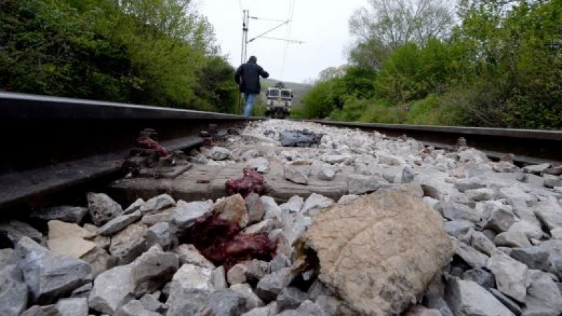 Влак уби мъж, легнал на релсите в Казичене