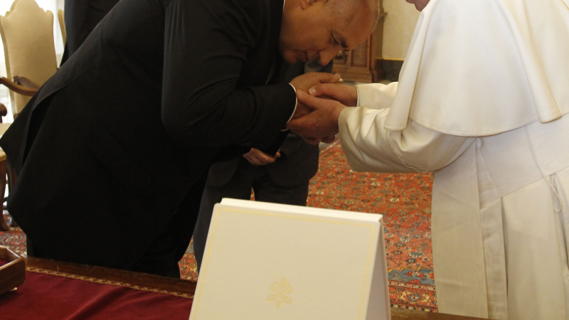 Борисов целуна ръка на папата (СНИМКИ)