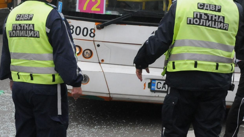 Пиян шофьор се натресе челно в автобус, рани три момичета