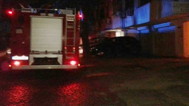 Пожар в центъра на Бургас, млад мъж правел кюфтета върху... леглото си