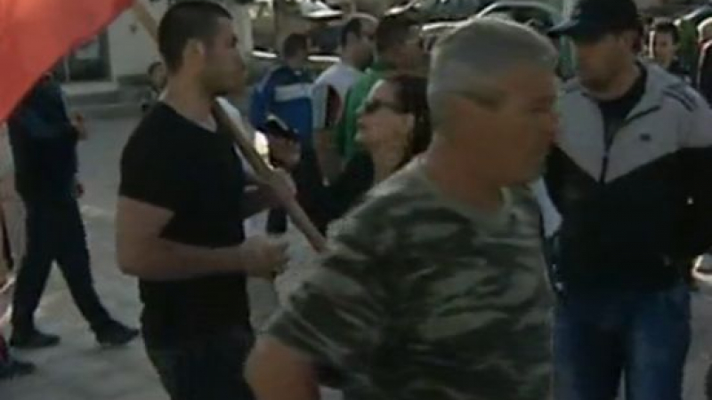 Протестът в Гърмен започна с патриотични песни на площада