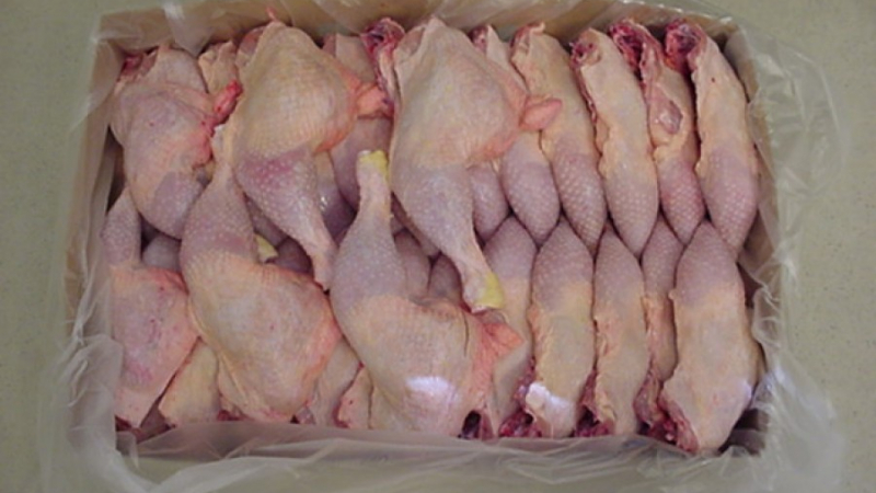 Спряха нелегален внос на 20 т пилешки бутчета
