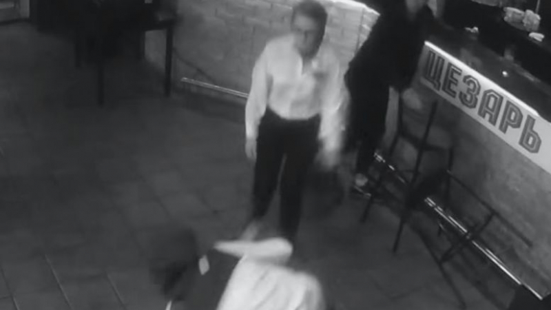 Келнерка, нокаутирала клиент, стана хит в нета (ВИДЕО)