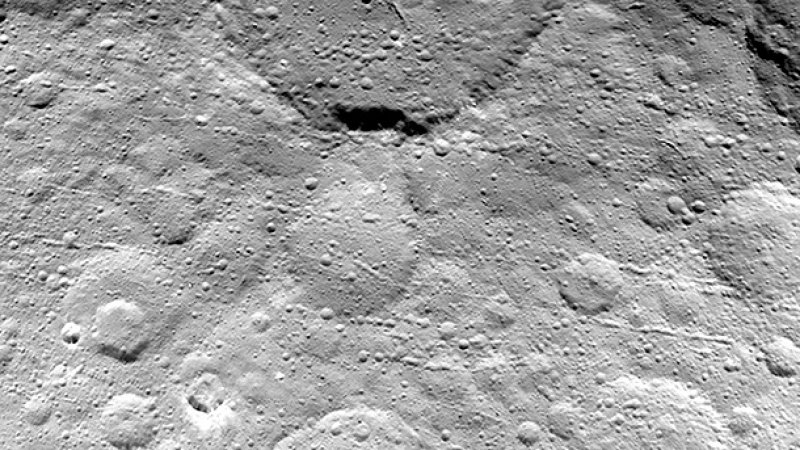 На Церера, спътник на планетата-джудже Плутон, сонда откри загадъчен кратер