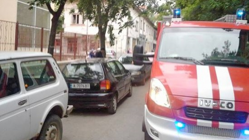 Кола-бомба вдигна на крак пожарната в Бургас