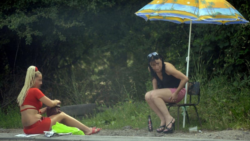 Прибраха 15 полуголи проститутки от пътя Бургас-Варна