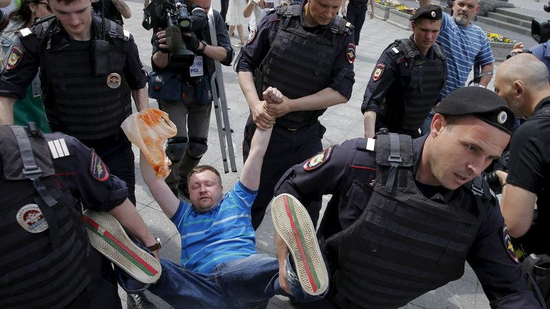 Полицията разби гей парада в Москва (СНИМКИ/ВИДЕО)