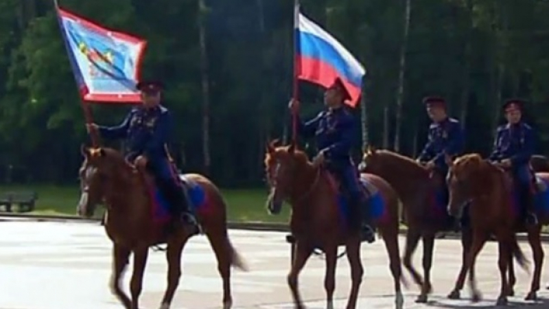 Руски казаци тръгнаха на конен поход към Берлин (ВИДЕО)