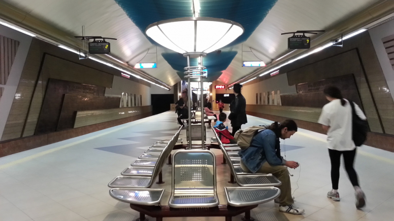Припаднала жена спря софийското метро за 10 минути
