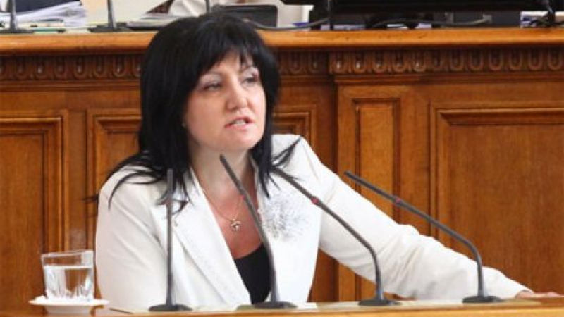 Женски скандал в парламента: Караянчева и Нинова се захапаха заради Радев 