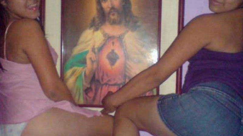 Нова гавра в нета: Моми показват среден пръст на Исус 