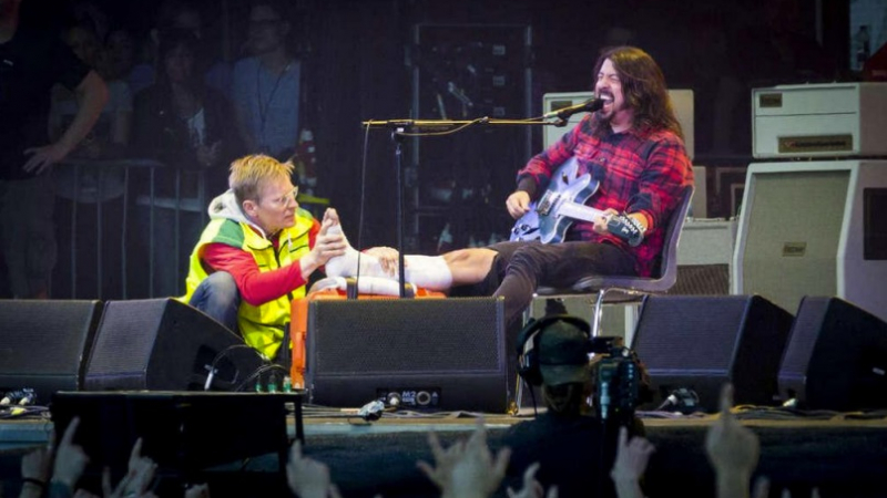 Дейв Гроул си счупи крака по време на концерт (ВИДЕО)
