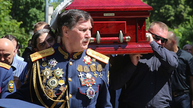 Генерали и офицери носят ковчега с Джуна (СНИМКИ/ВИДЕО)