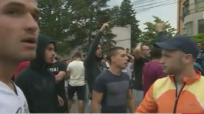 Протестиращите разкъсаха полицейския кордон в „Орландовци” нахлуха в циганската махала, пострада дете
