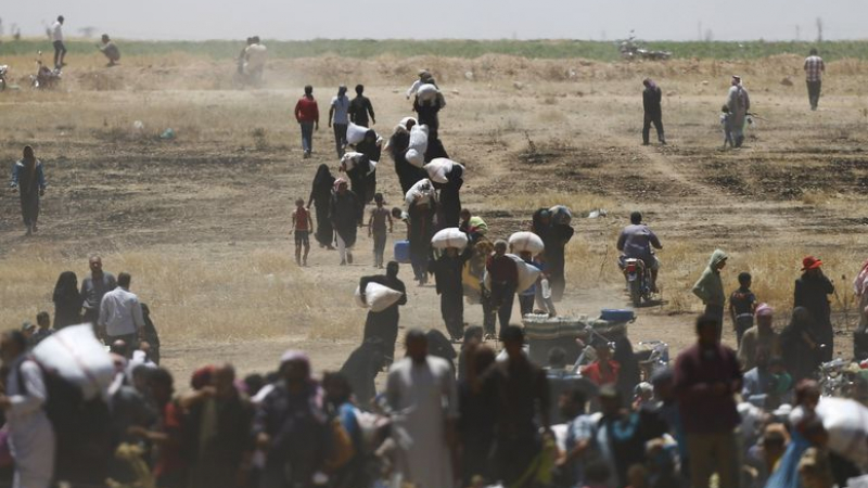 ИД върна обратно с насочени дула стотици сирийски бежанци на метри от сигурността  