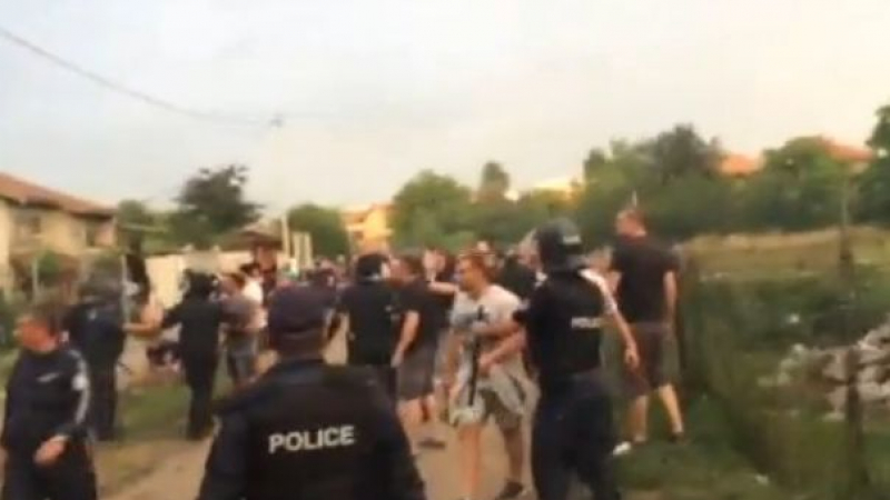 Протестиращите заклещени в полицейски обръч скандират &quot;Българи юнаци!&quot;