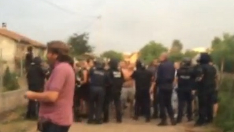 Полицията загради 250 протестиращи в &quot;Орландовци&quot; (ВИДЕО)
