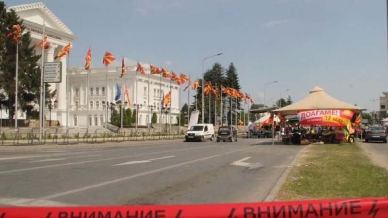 Хиляди албанци излязоха снощи на протест в Скопие    