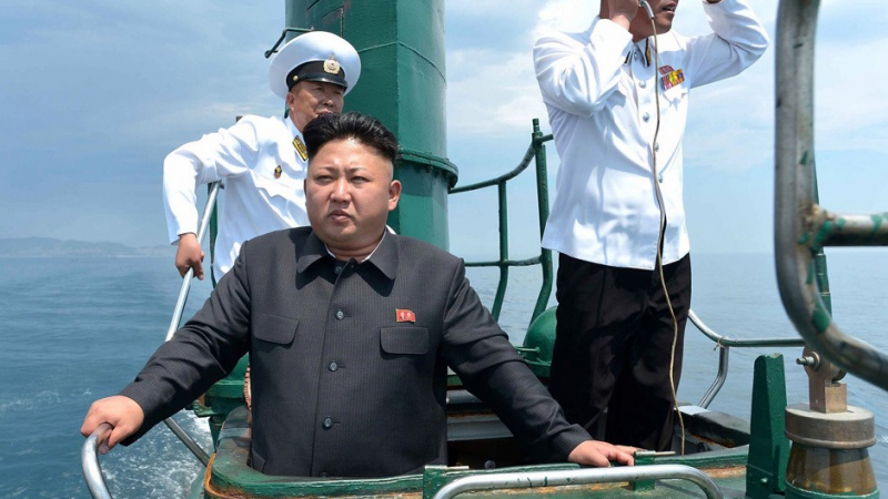 Ким Чен Ун наблюдава стрелба с нови ракети 
