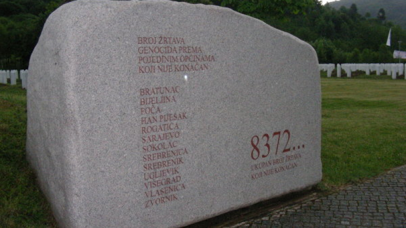 Дори и след 21 години ужасът в Сребреница, където бяха заклани 8000 мюсюлмани, напомня за себе си