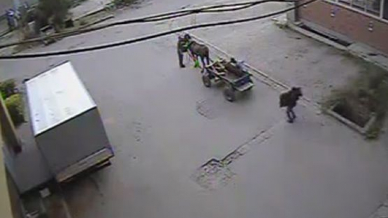 Роми крадат капаци на шахта под носа на ГДБОП (ВИДЕО)