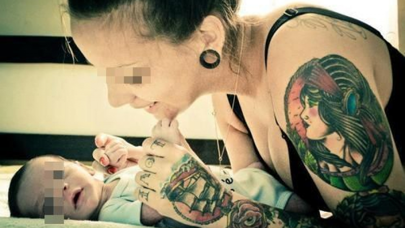 Съд забрани на майка да кърми заради татуировка