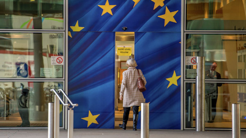CNN: Пропастта между грандиозните амбиции на ЕС и възможностите му