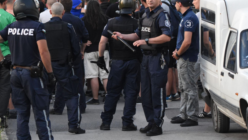 Водно оръдие и жандармерия вардят молебена за мир в „Орландовци”