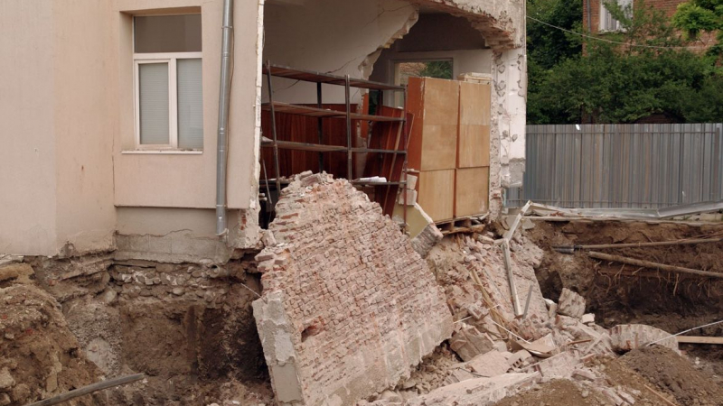 Стена на гимназия на 100 години се срути в Казанлък