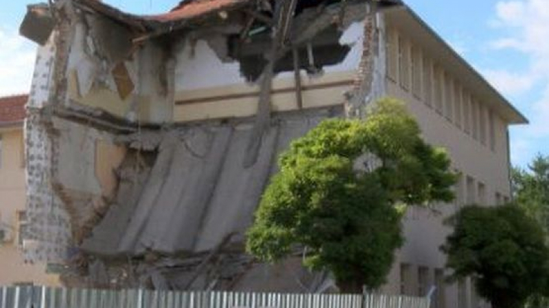 Прокуратурата разследва рухналата стена на училището в Казанлък