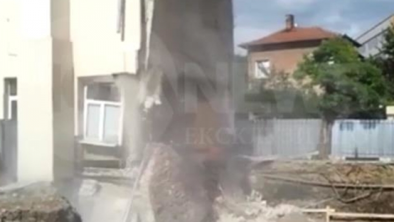 Вижте как се срути стената в двора на гимназията в Казанлък (ВИДЕО)