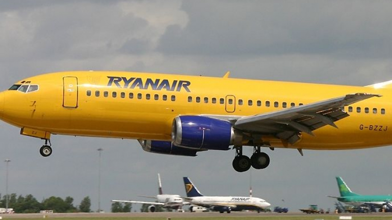 Самолет на Ryanair се приземи аварийно заради съмнителен багаж