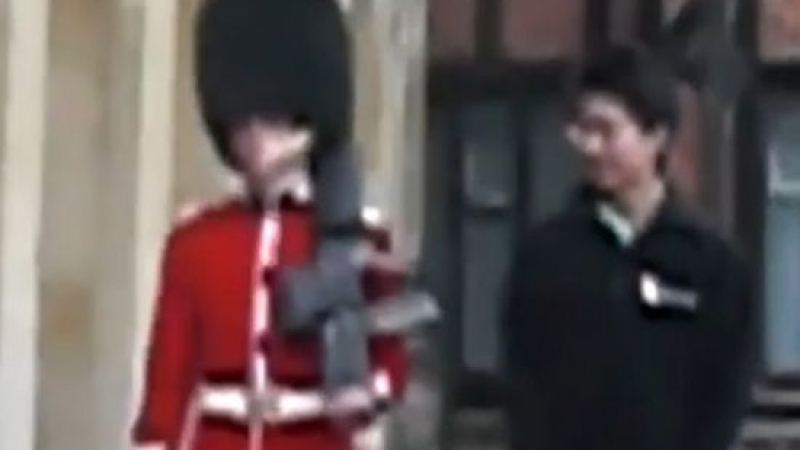 Гвардеец на Кралицата изплаши нахален турист, че ще го застреля (ВИДЕО)