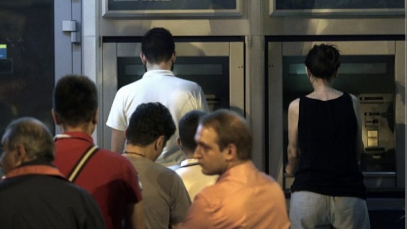 Гърците обсадиха банките след шоковия анонс за референдума