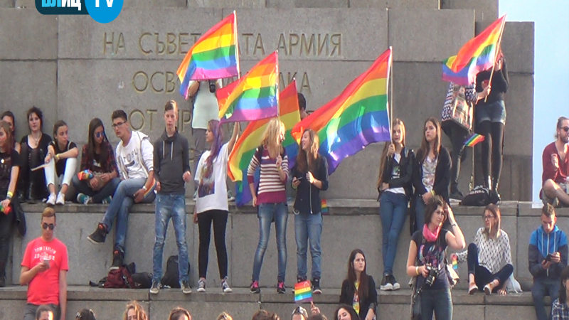 БЛИЦ TV: Гейове изгониха Албена Вулева от парада