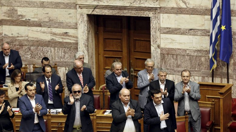 Гръцкият парламент одобри референдума на 5 юли 