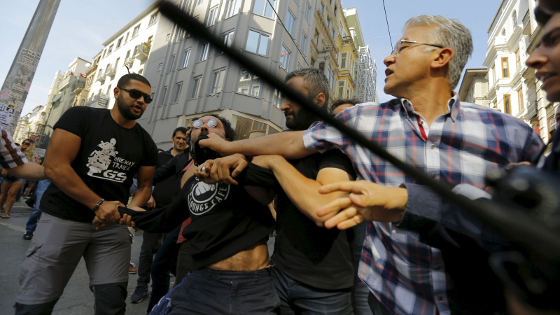 Турски командоси разпердушиниха гей парад в Истанбул (СНИМКИ)