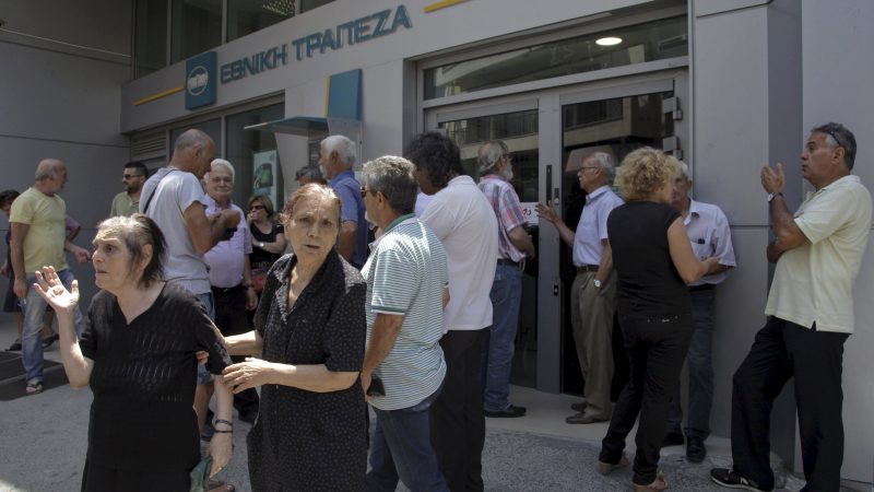 Външно: Бензиностанции в Гърция затварят, банките отварят на 7 юли