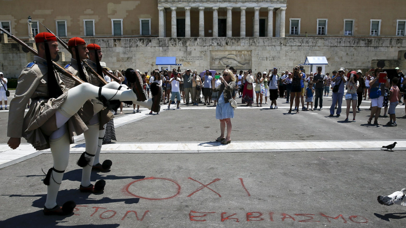 Гърция затяга охраната около банките, магазините и германското посолство 