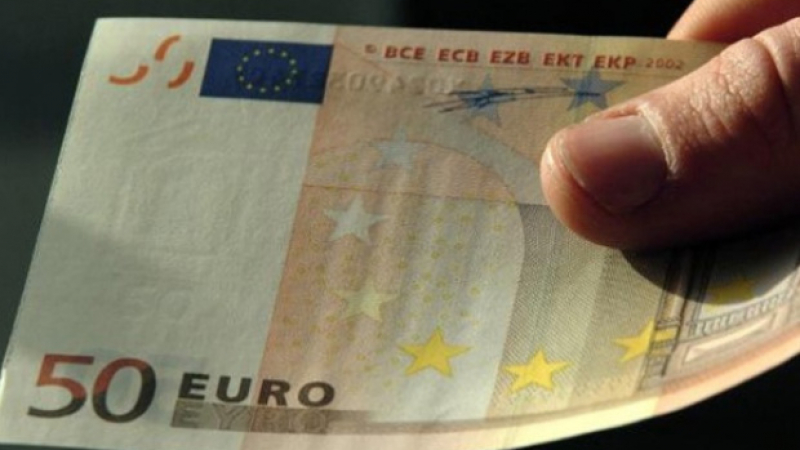 Намалят парите за гърците до 60 евро на ден?