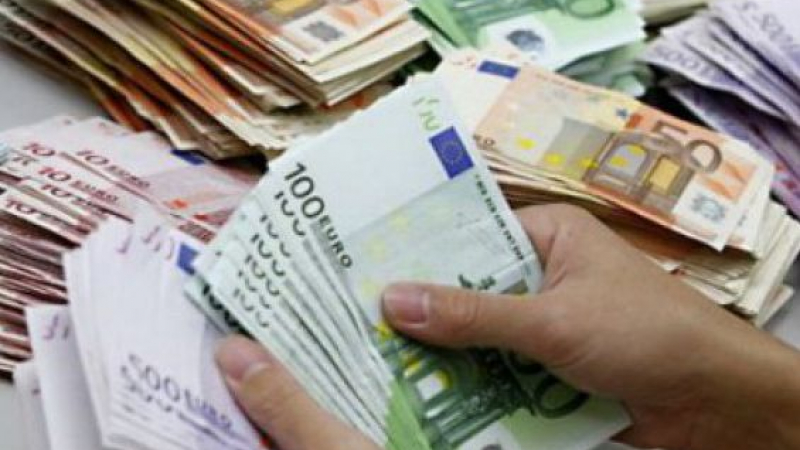 Външно съветва: Ако пътувате до Гърция, носете си евро в брой