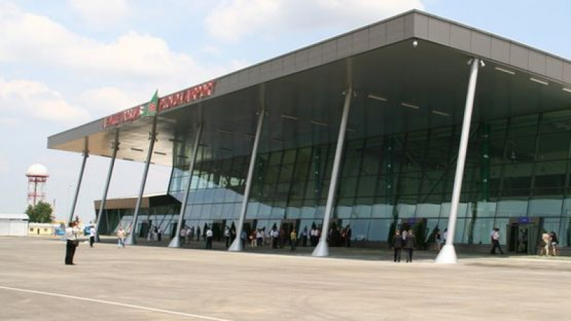 Скандал! Махат половината от охраната на летище Пловдив 